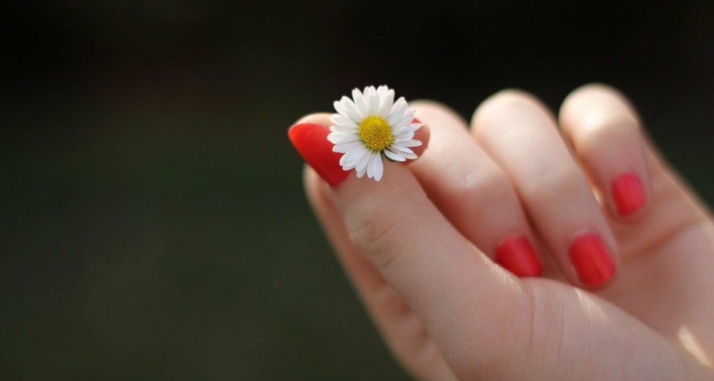 was bedeuten rote fingernagel bei frauen aufklarung